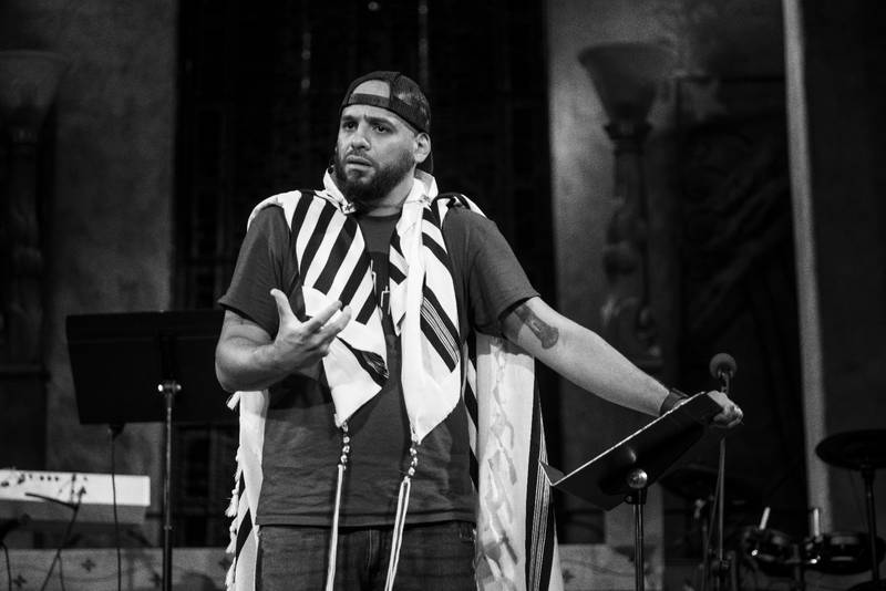 Rabbi Eduardo preaching
